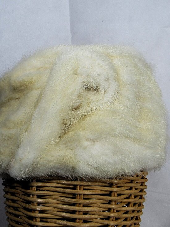 FRANKLIN SIMON  WHITE MINK LADIES HAT, MID CENTURY, EXCELLENT CONDITION main image 4